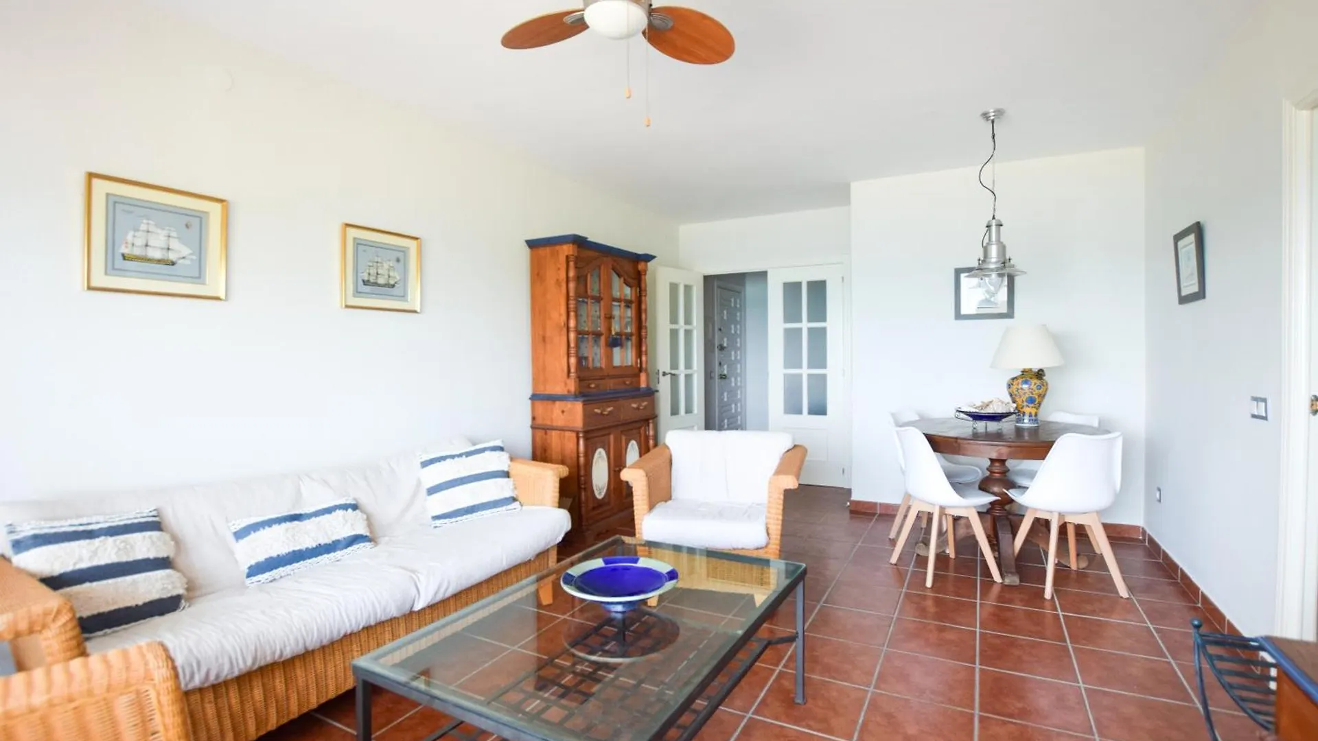 Excelente Piso Sobre El Mar Con Garaje Daire Estepona