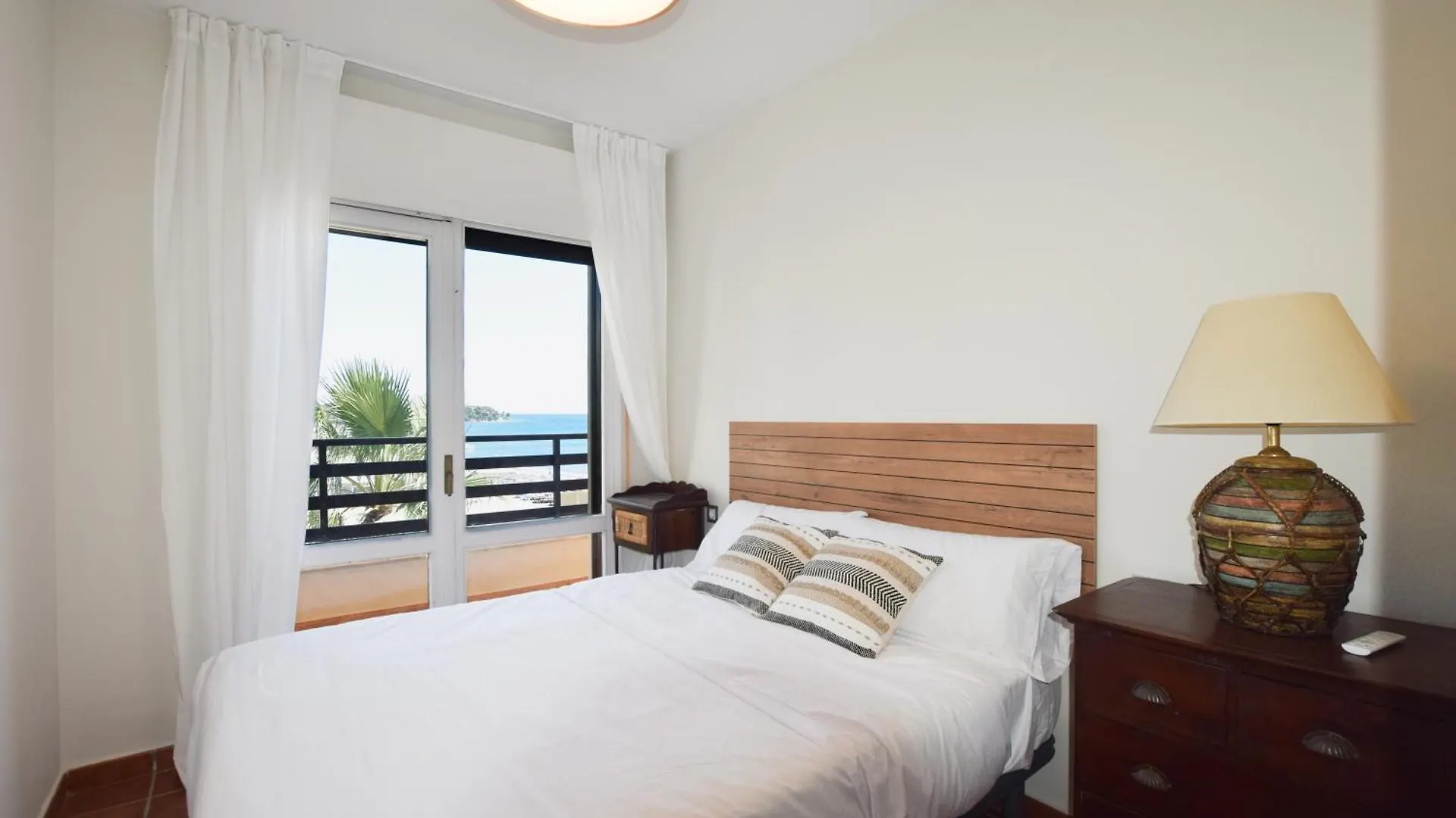 Excelente Piso Sobre El Mar Con Garaje Apartment Estepona