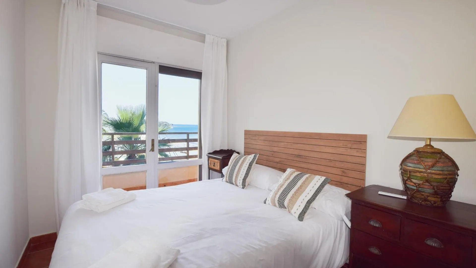 Excelente Piso Sobre El Mar Con Garaje Apartment Estepona