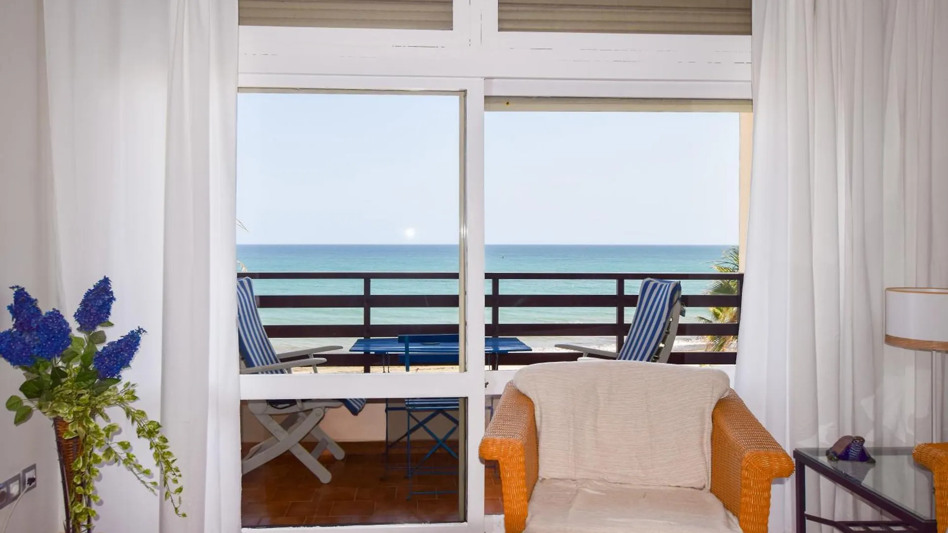 Excelente Piso Sobre El Mar Con Garaje Apartment Estepona